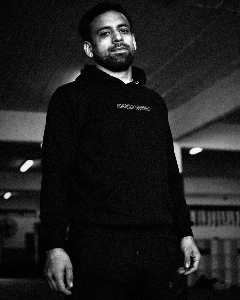 AIM ATTITUDE — CONQUER YOURSELF HOODIE (MASCULINO)